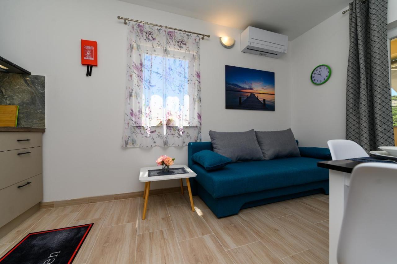 Miholascica Apartments And Rooms Yasmin מראה חיצוני תמונה